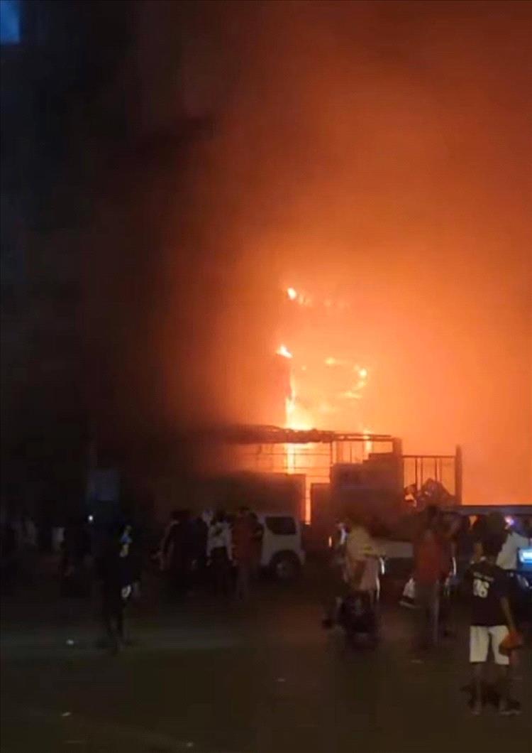 حريق يلتهم سوقًا شعبيًا بحي القاهرة في المنصورة بالعاصمة المؤقتة عدن