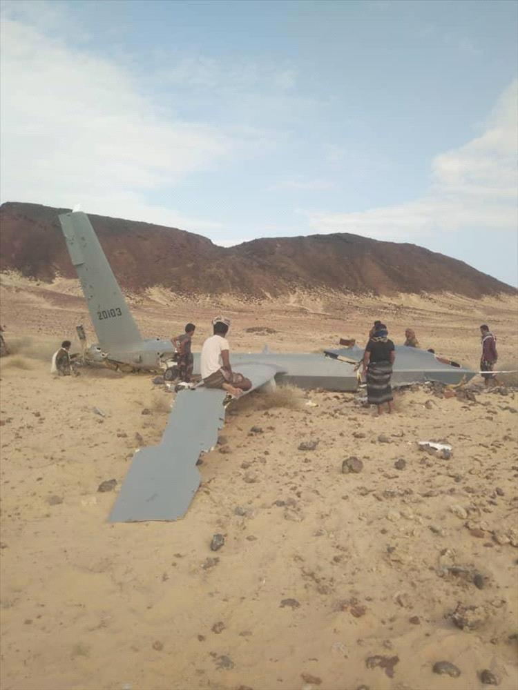 عاجل : سقوط طائرة استطلاع مسيّرة غامضة في جبال المراقشة بأبين يثير تساؤلات حول هويتها