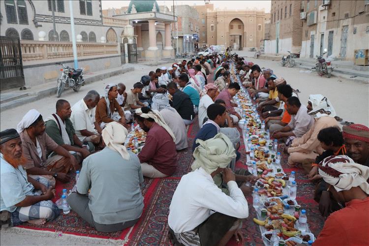 اكبر مائدة افطار صدقة لجميع أموات حيي السحيل وشحوح تقام امام البوابة الغربية التاريخية لمدينة سيئون