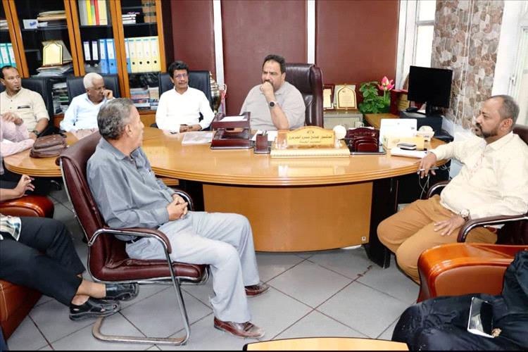 مدير عام شركة النفط بعدن يؤكد أهمية استقرار الحالة التموينية وتنظيم عمل محطات الوقود