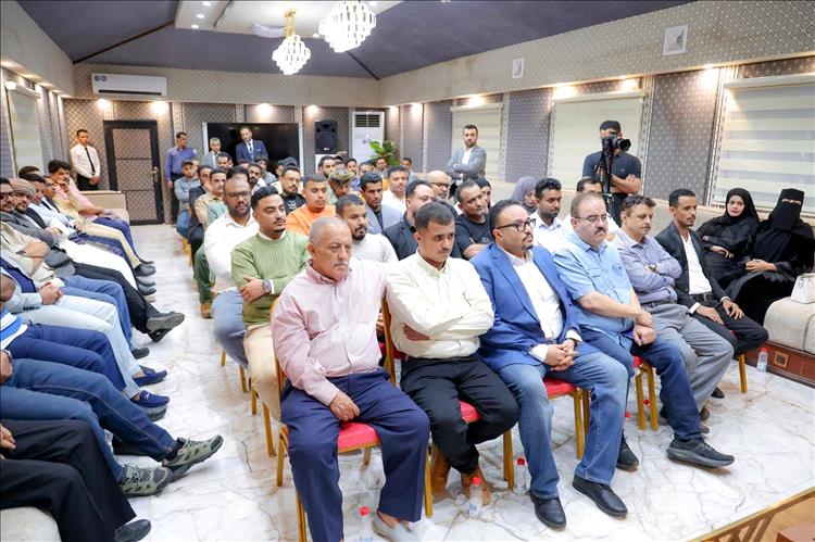 جدل محتدم في العاصمة المؤقتة عدن بعد لقاء حكومي يشعل خلافًا بين صحفيين وصُنّاع محتوى