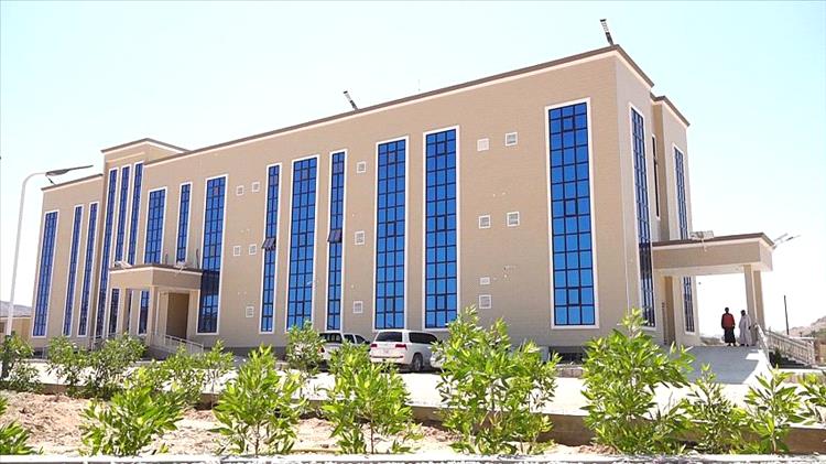 وكيل حضرموت يطلع على مستوى إنجاز تجهيزات مستشفى المدينة الخيري