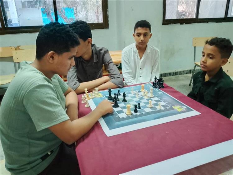 منافسات الشطرنج تتواصل في مهرجان مدرسة الشعب بتعز