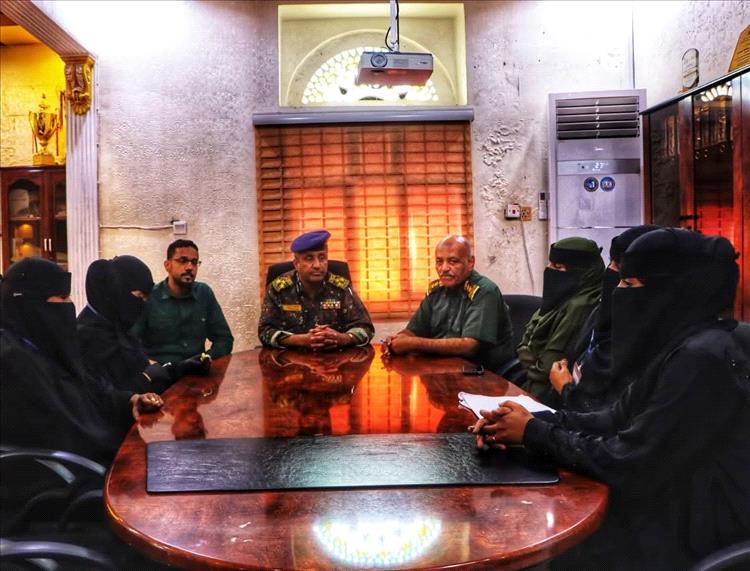 المدير العام للأمن والشرطة بساحل حضرموت يناقش تصور تنفيذ الأنشطة الرمضانية مع شبكة الشرطيات