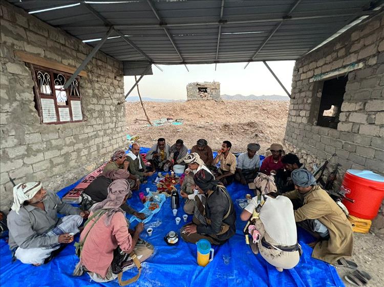 ​قائد مقاومة "حلف قبائل حضرموت" بالقطاع الغربي يشارك المرابطين في المواقع الميدانية بمديرية حجر مأدبة الإفطار