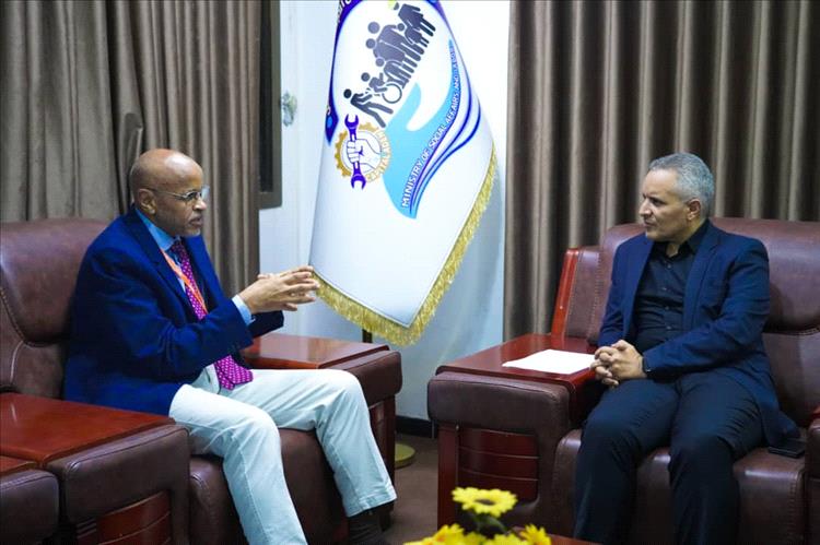 وزير الشؤون الاجتماعية والعمل يلتقي نائب الممثل المقيم لصندوق الأمم المتحدة للسكان