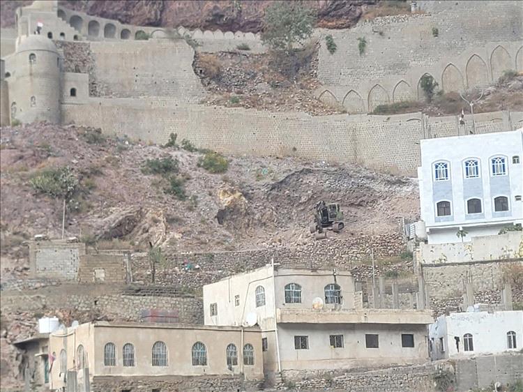 حفريات قرب قلعة القاهرة بتعز تثير مخاوف من انهيارات محتملة