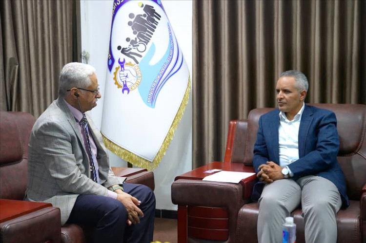 وزير الشؤون الاجتماعية يبحث مع بنك الكريمي تعزيز الشراكة في التمويل الأصغر والتمكين الاقتصادي