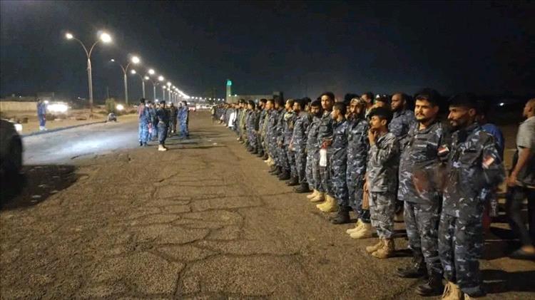 قوات أمن عدن خريجو بلحاف يعتصمون أمام مقر التحالف للمطالبة بصرف رواتبهم