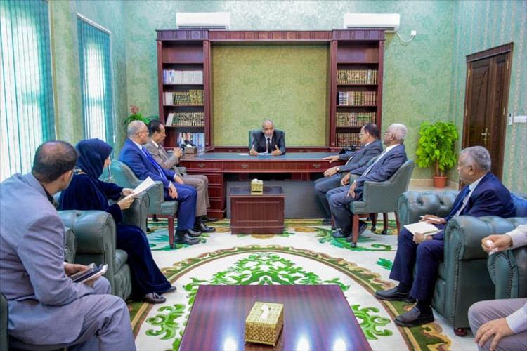 عضو مجلس القيادة الرئاسي الصبيحي يناقش مع عدد من الوزراء تطوير الأداء وتعزيز الخدمات