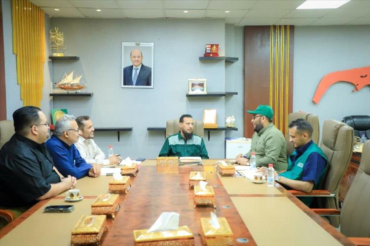 محافظ عدن يشدد على أهمية تكامل الجهود لضمان وصول المساعدات إلى مستحقيها