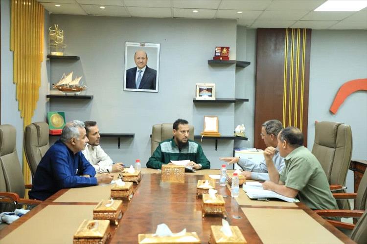 وزير الدولة محافظ عدن يناقش خطة إنشاء مشروع المنطقة الصناعية في العلم