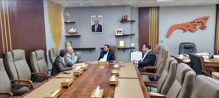 وزير الدولة محافظ العاصمة عدن يبحث مع وزيري الكهرباء والمياه استقرار الخدمات والاستعدادات للصيف