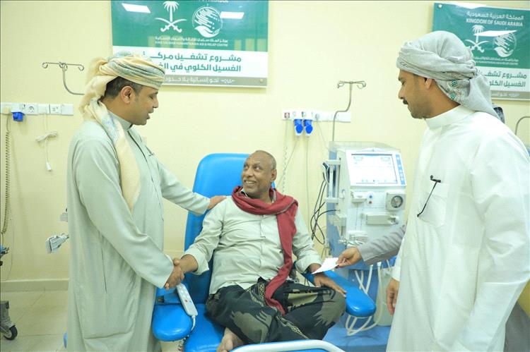 الوكيل رعفيت وضابط الشؤون المدنية بالتحالف يتفقدان مركز الغسيل الكلوي بالغيضة