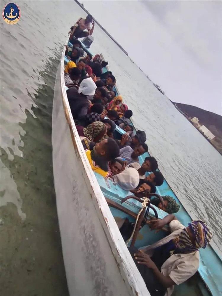 خفر السواحل يضبط قارب تهريب وعلى متنه 47 مهاجراً إثيوبياً في باب المندب