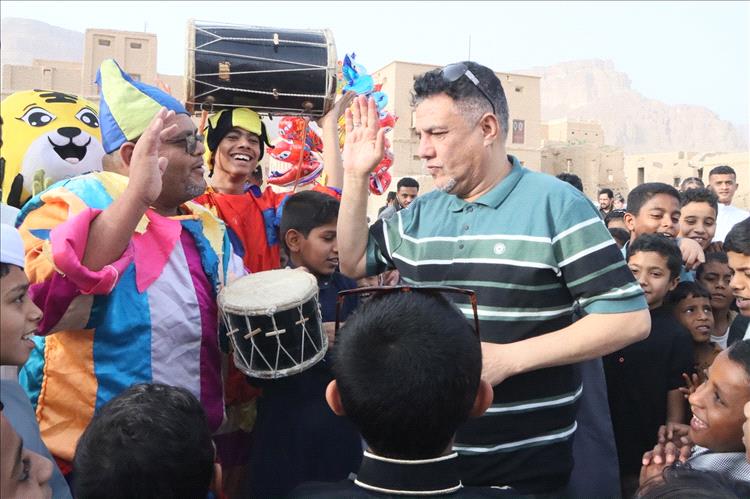 تأشيرة عمرة للمواطن بالظراف.. وفرقة النمر وخالد الجبري يرسمون البسمة على وجوه الأطفال