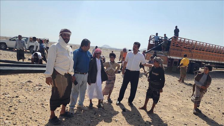 تدشين استلام أنابيب شبكة الأسالة لمشروع مياه مدينة بئر علي بمديرية رضوم