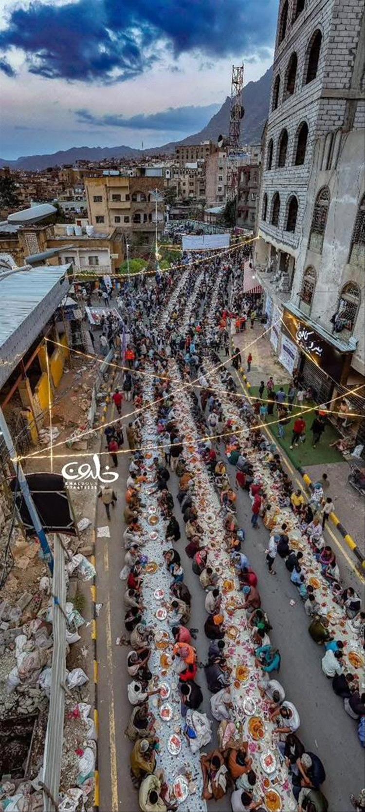 للعام الرابع على التوالي.. الإفطار الجماعي في تعز يشهد حضورًا واسعًا ويعكس روح التآخي بين أبناء المدينة