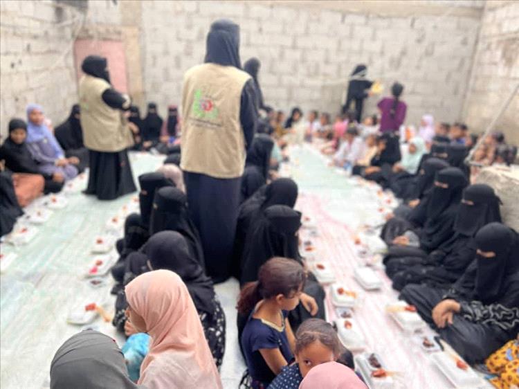 بدعم مؤسسة أبو حاتم بانافع.. توزيع 800 وجبة غذائية للأسر المحتاجة في لحج