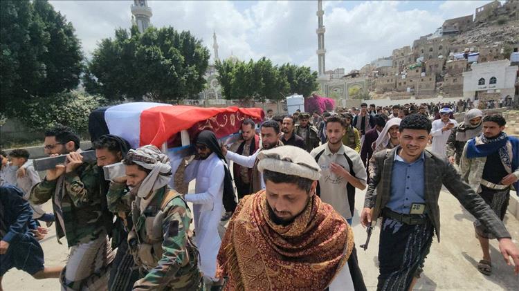 في موكب جنائزي مهيب.. تعز تودع الشهيد وهيب البركاني إلى مقبرة الشهداء