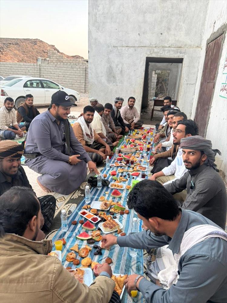 كوادر صحية ونشطاء بمناطق الواحدي ينظمون إفطارًا بمدينة عزان