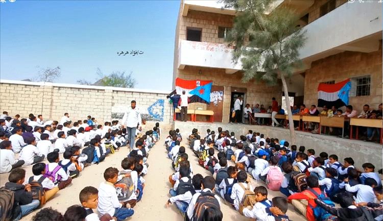 الضالع :مدرسة الفقيد يحيى قحطان عمر تتسلم المنحة المدرسية المقدمة من منظمة رعاية الطفولة.