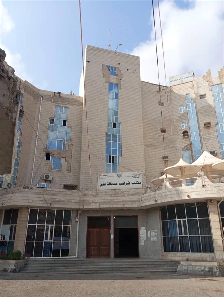 شباب عدن يجددون الدعوة لوقفة احتجاجية أمام بوابة الضرائب في خور مكسر