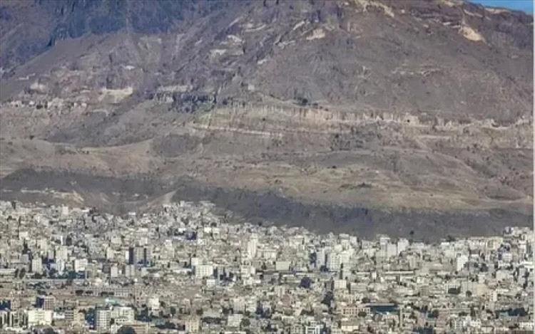 إجراءات أمنية مشددة.. الحوثيون ينشرون عناصر استخباراتية في جبال محيطة بصنعاء
