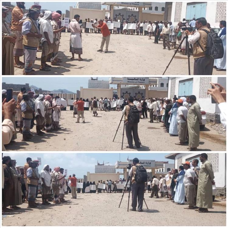 وقفة احتجاجية لموظفي محافظة البيضاء أمام وزارة المالية في عدن للمطالبة بصرف الرواتب المتوقفة