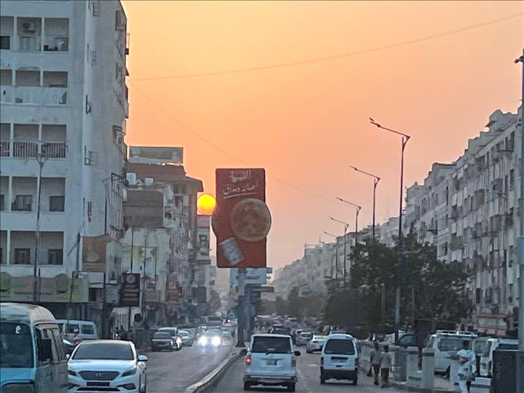 موقف بسيط في المعلا يكشف وجها آخر لعدن.. قصة أمانة داخل باص تثير إعجاب الركاب