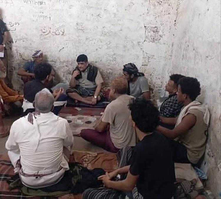 مدير أمن أبين يتفقد السجن الاحتياطي بزنجبار ويستمع إلى شكاوى السجناء