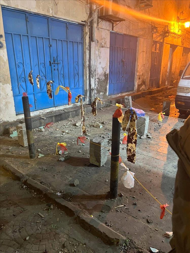 حادث مأساوي في التواهي.. سقوط حجارة من عمارة متهالكة يصيب طفلة بكسر في الجمجمة