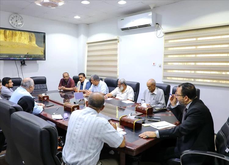 وزير الكهرباء يبحث مع شركة صينية إنشاء محطة طاقة شمسية بقدرة 50 ميجاوات في حضرموت