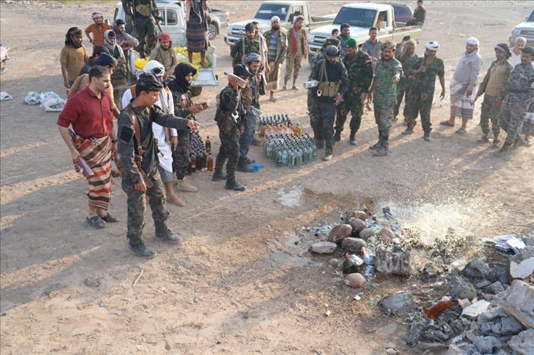 إتلاف مئات القنينات من الخمور في لحج بعد ضبطها بعملية أمنية