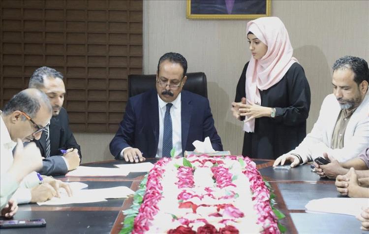 وزير الأشغال يوقع اتفاقية لتنفيذ أعمال الصيانة الروتينية لشبكة الطرق في المحافظات المحررة للفترة من 2026م حتى 2030م