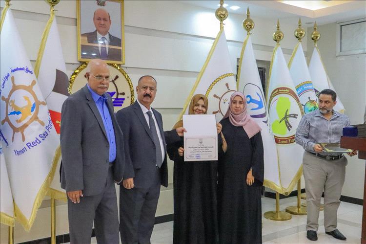 وزير النقل يكرّم موظفات الوزارة بمناسبة اليوم العالمي للمرأة