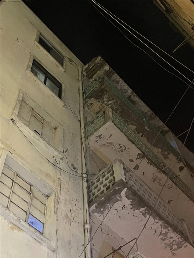 سقوط أجزاء من مبنى متهالك في التواهي يصيب طفلة بجروح خطيرة