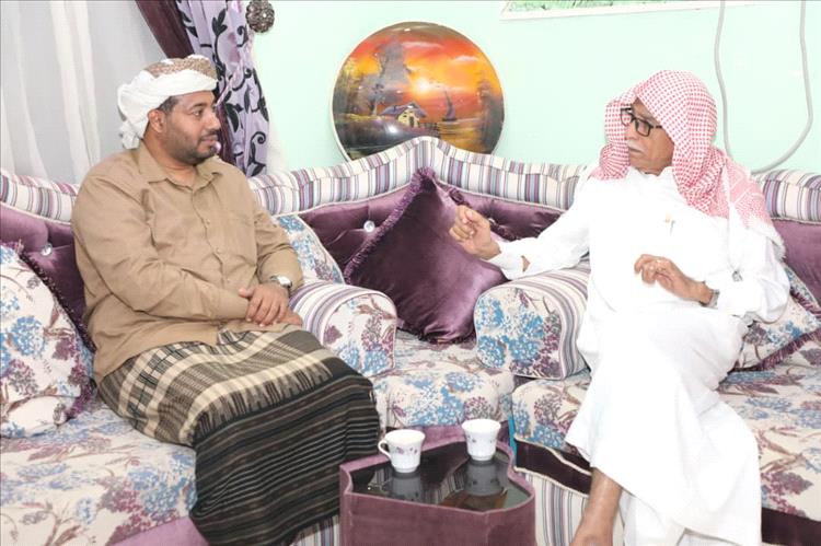 نائب رئيس مؤتمر حصرموت الجامع يزور الشخصية الأكاديمية والتربوية الدكتور صالح عرم