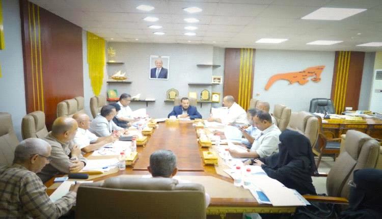 محافظ عدن يترأس أول اجتماع لإدارة مؤسسة المياه لمناقشة خطط الإصلاح