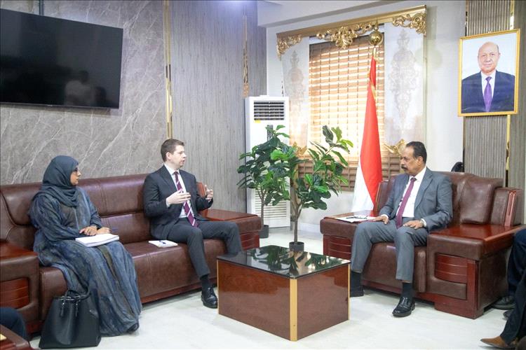 وزير الأشغال يبحث مع مكتب المبعوث الأممي دعم مشاريع الطرق والبنية التحتية في المحافظات المحررة