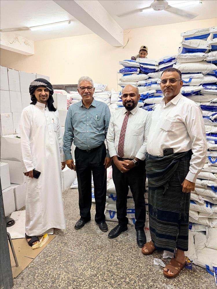 تدشين توزيع السلة الغذائية لموظفي مستشفى الجمهورية بعدن