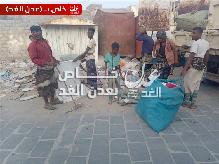 تدشين حملة نظافة لإزالة المخلفات أمام المحال التجارية بسوق النساء في أحور