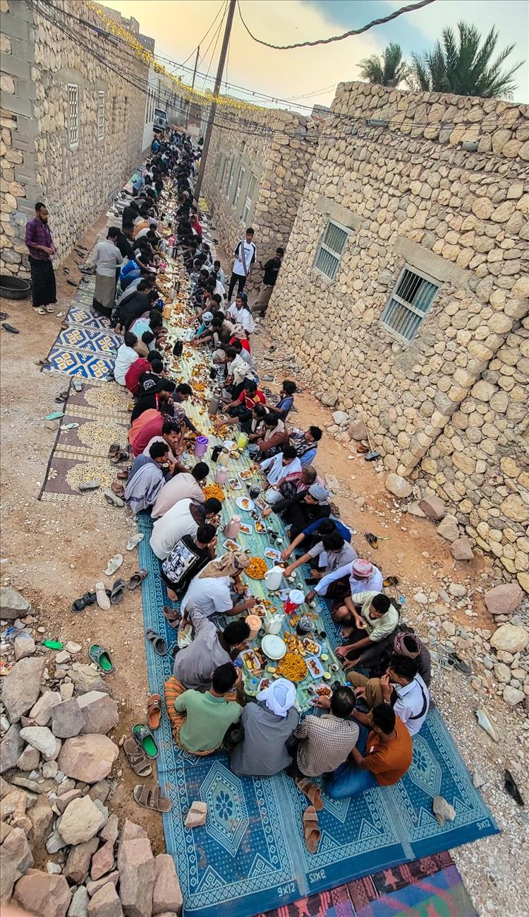 شباب حي الراقي بقلنسية يقيمون إفطارا جماعياً