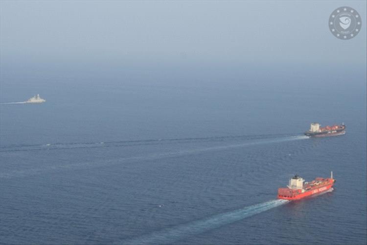 فرقاطة إيطالية تؤمّن عبور سفن تجارية في البحر الأحمر