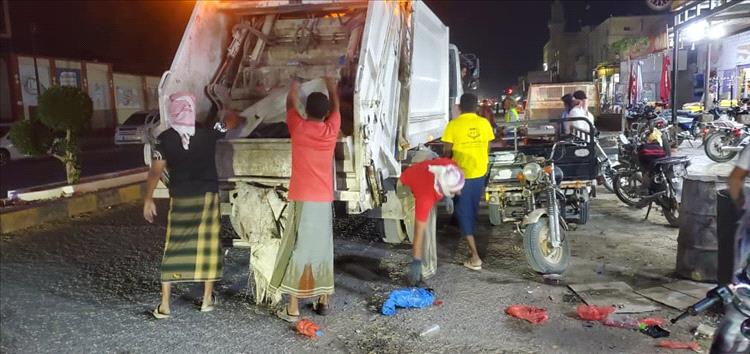 وحدة النظافة والتحسين بمديرية القطن تنفذ حملتها اليومية في مناطق المديرية