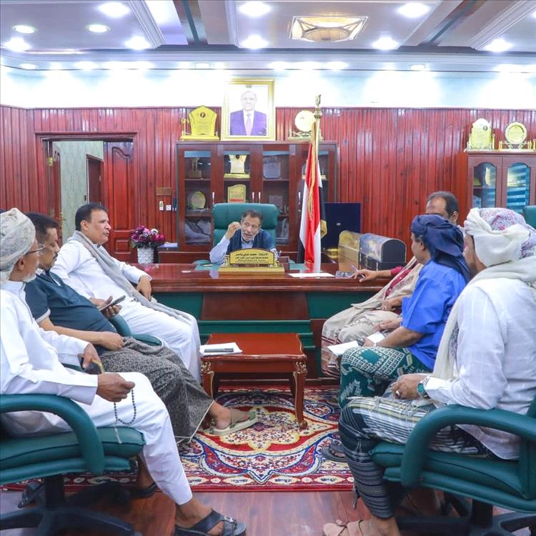 محافظ المهرة يطلع على خطط صندوق النظافة خلال العشر الأواخر والعيد ويؤكد دعم السلطة المحلية لجهود النظافة