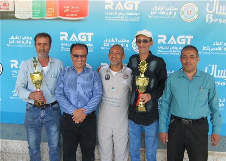 تكريم رمزين من قدامى الكرة الطائرة بتعز تقديراً لعطائهما الرياضي