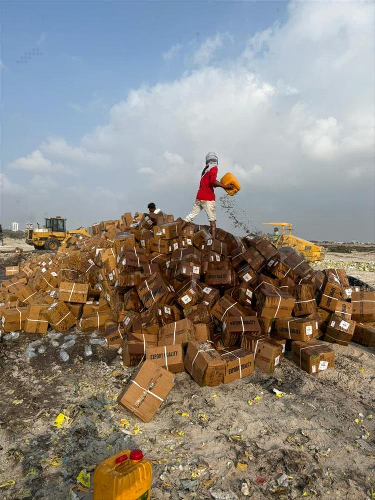 النيابة العامة تتلف 125 طنًا من المحاليل الوريدية غير المطابقة للمواصفات في المنطقة الحرة بعدن