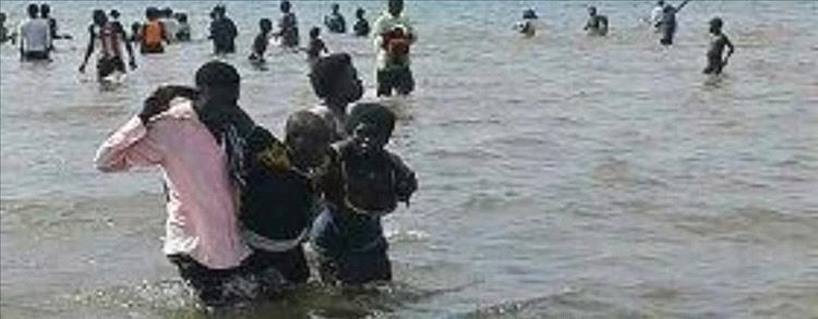 غرق 6 مهاجرين أفارقة وإنقاذ نحو 60 آخرين قبالة سواحل رضوم بمحافظة شبوة