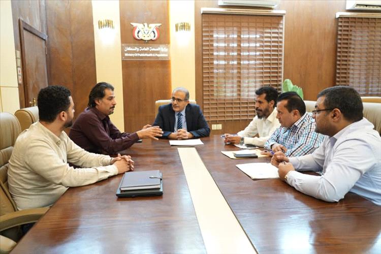 وزير الصحة يطلع على تقرير النزول الإشرافي النهائي لمشروع تحسين فرص الحصول على الأدوية في اليمن